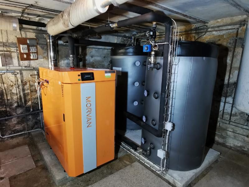 Poêle à granulés dans une pièce avec une décoration industrielle