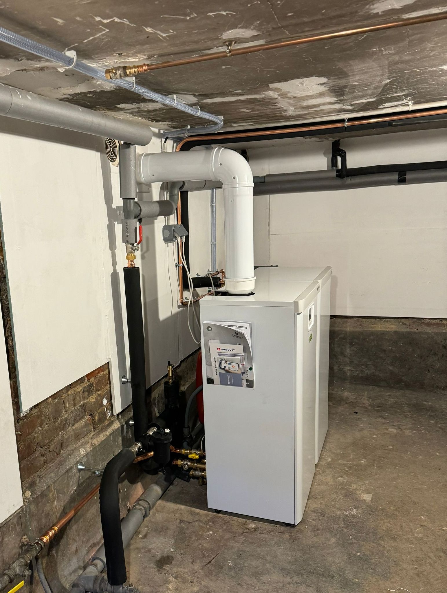 Chaudière au gaz fixée à un mur blanc