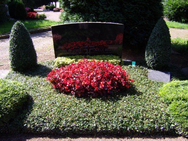 Mustergräber von Blumen Hesse