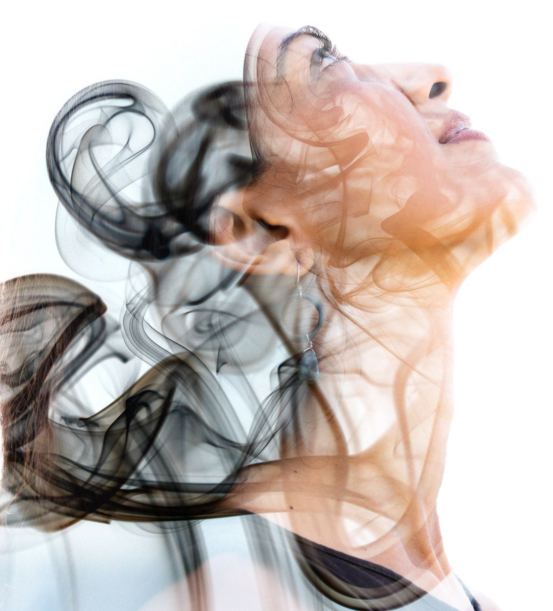ein Doppelbelichtungsfoto einer Frau mit Rauch um ihr Gesicht - Hypnosecoach Ray Schulz aus Wernigerode
