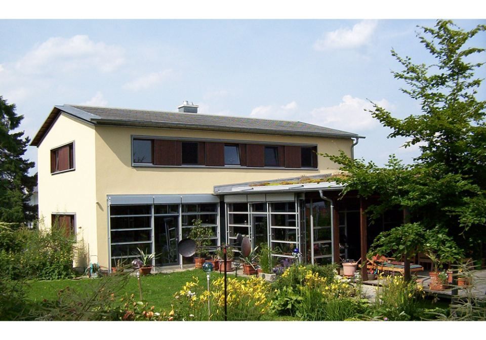 Bild von Einfamilienhaus mit Fenstern