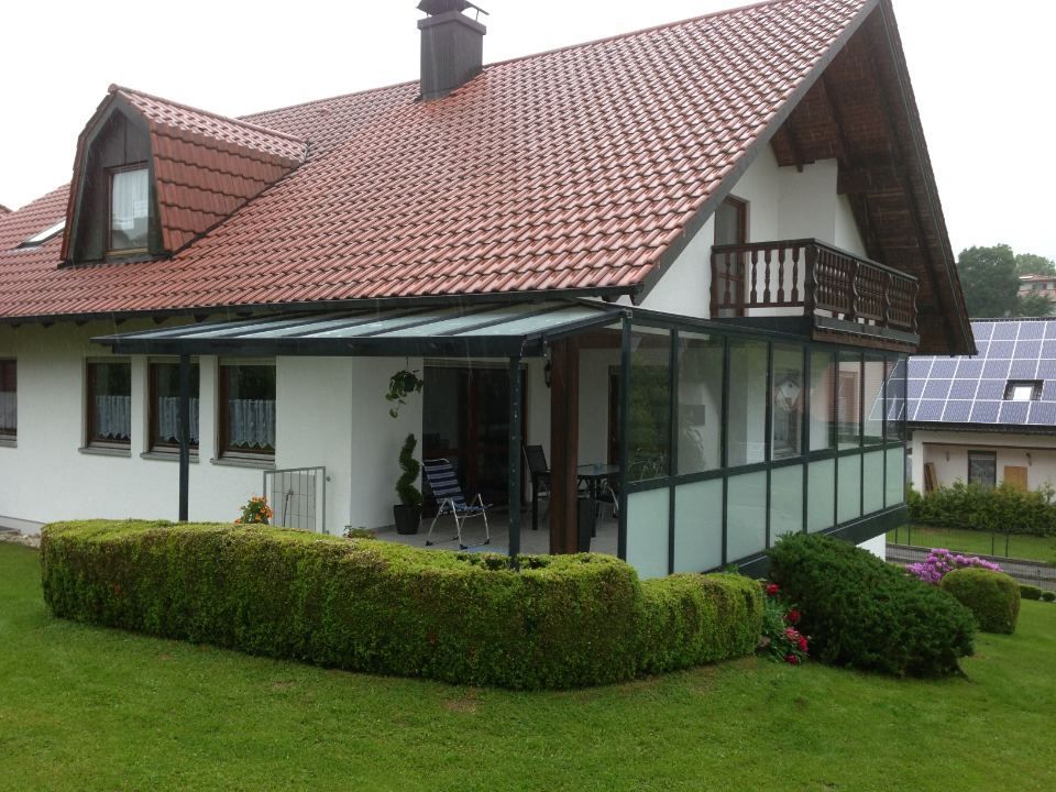 Bild von Einfamilienhaus mit Fenstern