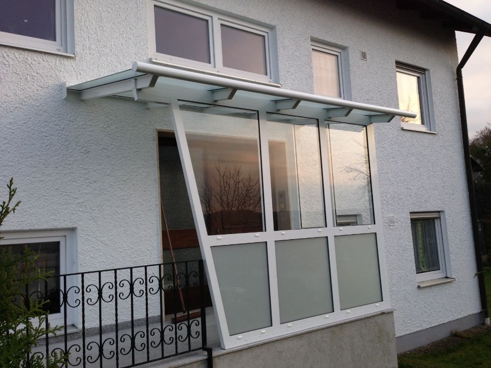 Bild von Einfamilienhaus mit Fenstern