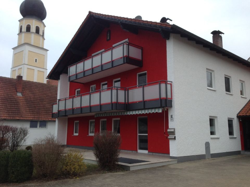 Bild von Einfamilienhaus mit Fenstern