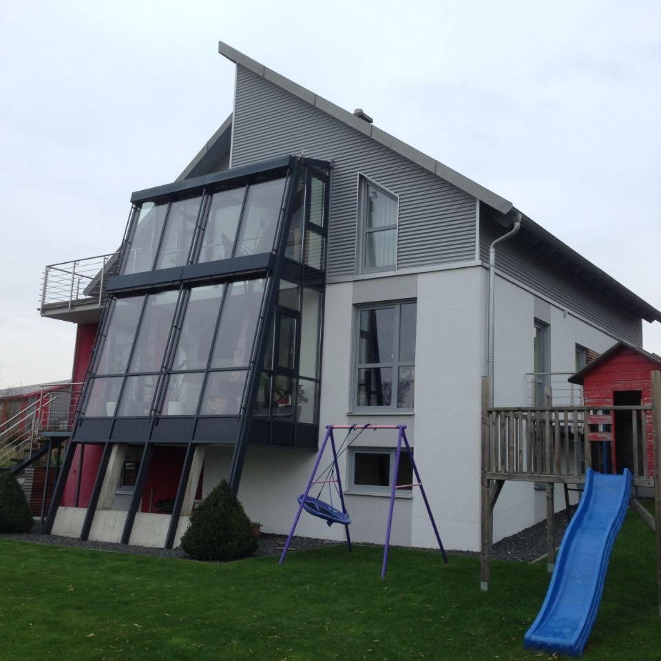 Bild von Einfamilienhaus mit Fenstern