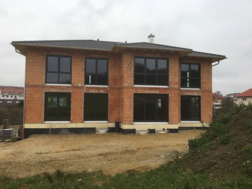 Bild von Einfamilienhaus mit Fenstern