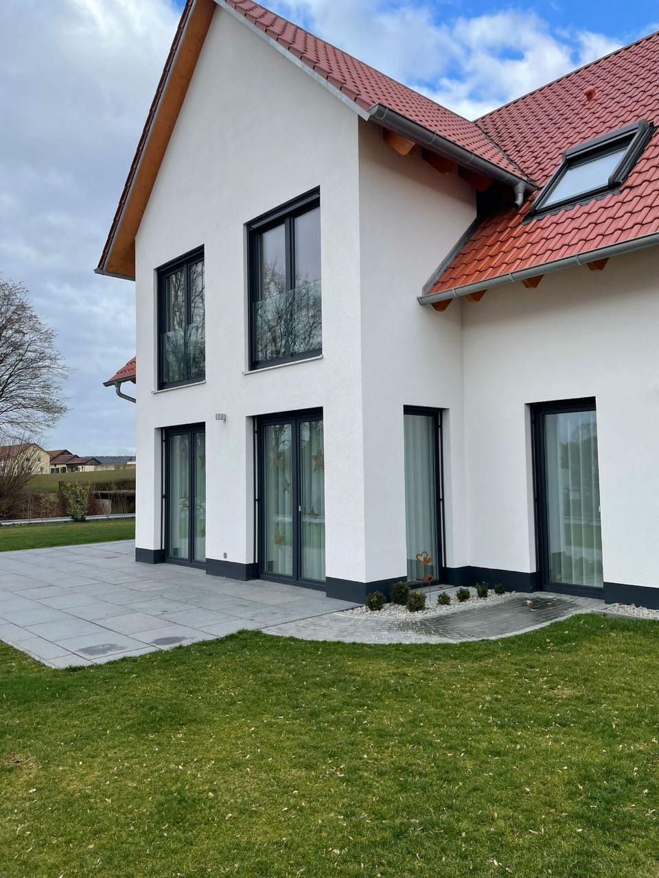 Bild von Einfamilienhaus mit Fenstern