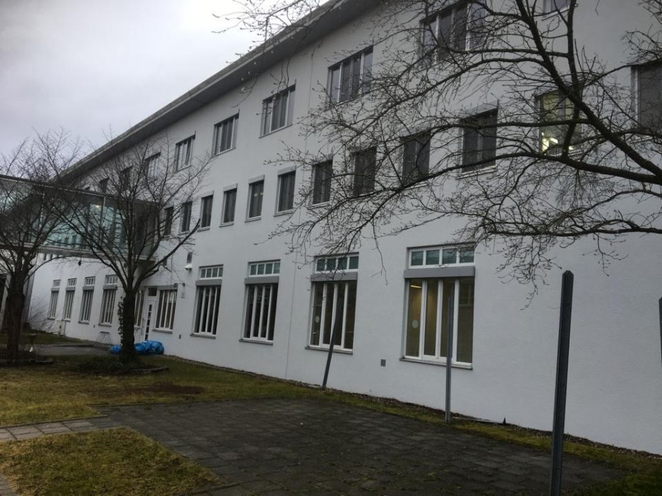 Bild von öffentlichem Gebäude mit Fenstern