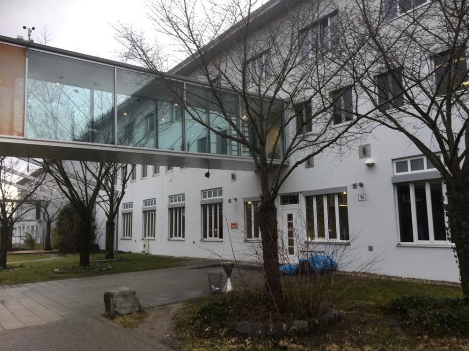 Bild von öffentlichem Gebäude mit Fenstern