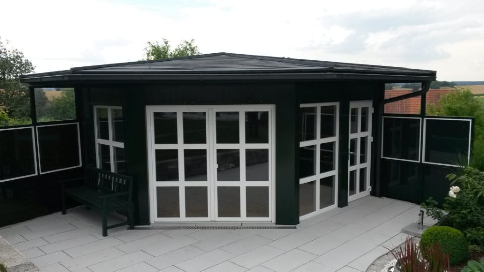 Bild von Hausterrasse mit Fenstern