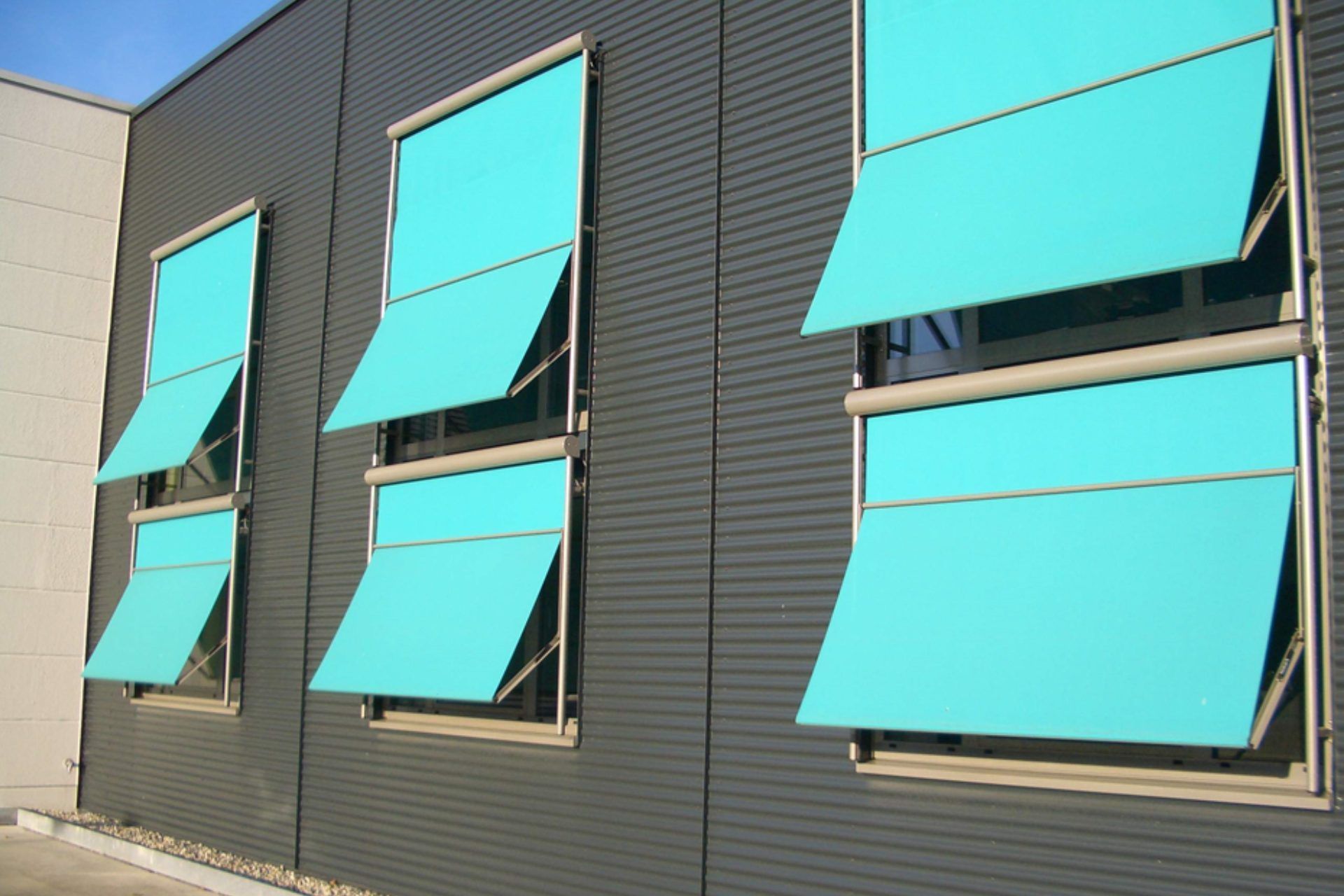 Bild von Haus mit Sonnenschutz vor Fenstern