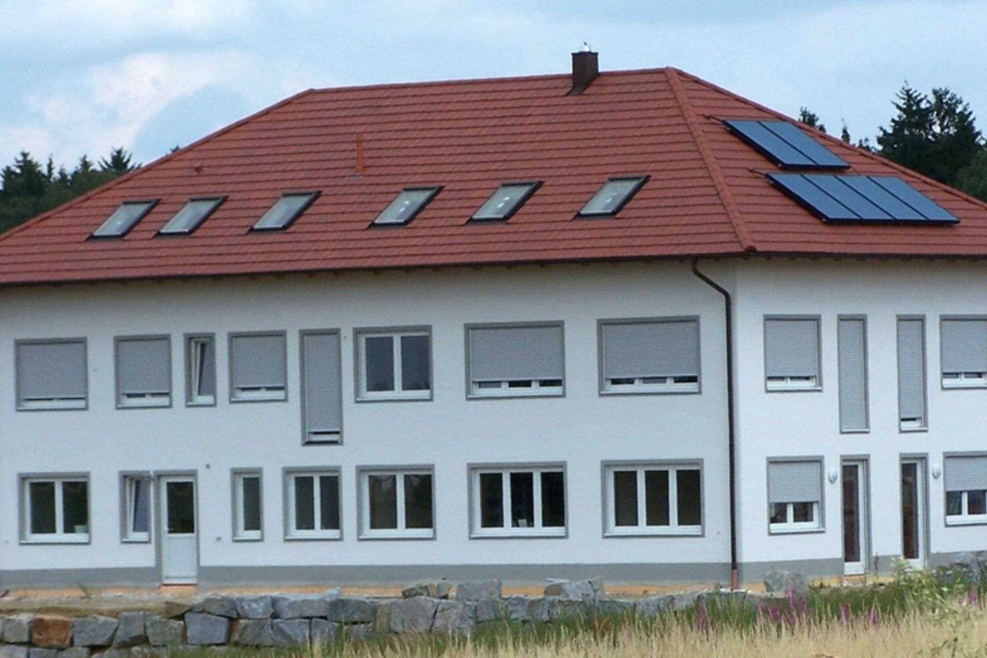 Bild von Gebäude mit Fenstern