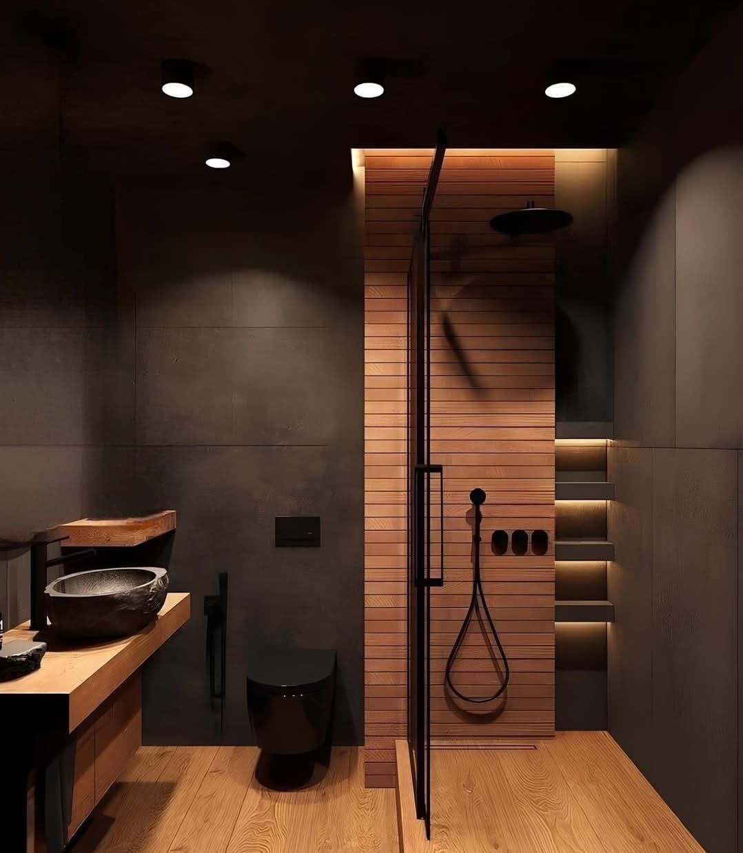 Dunkles, modernes Badezimmer mit Duschwand aus Holz, schwarzen Armaturen und Einbauleuchten.