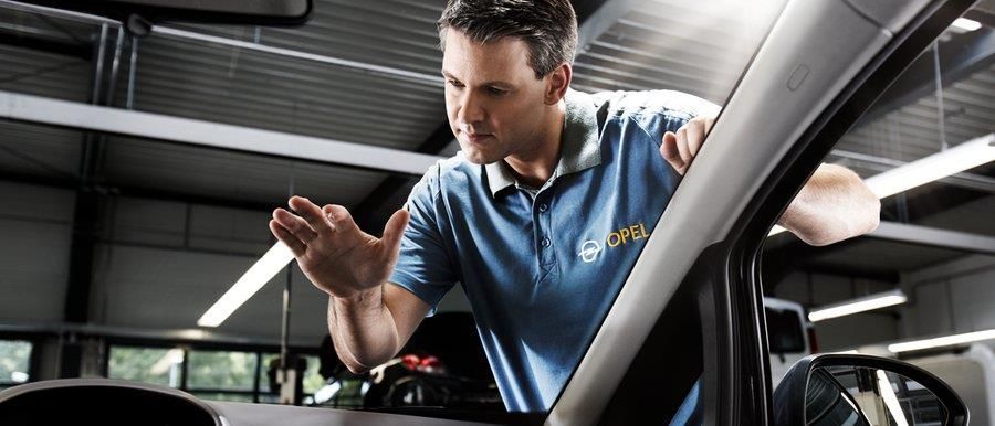 Ein Mann in einem blauen Hemd mit dem Wort Himmel darauf