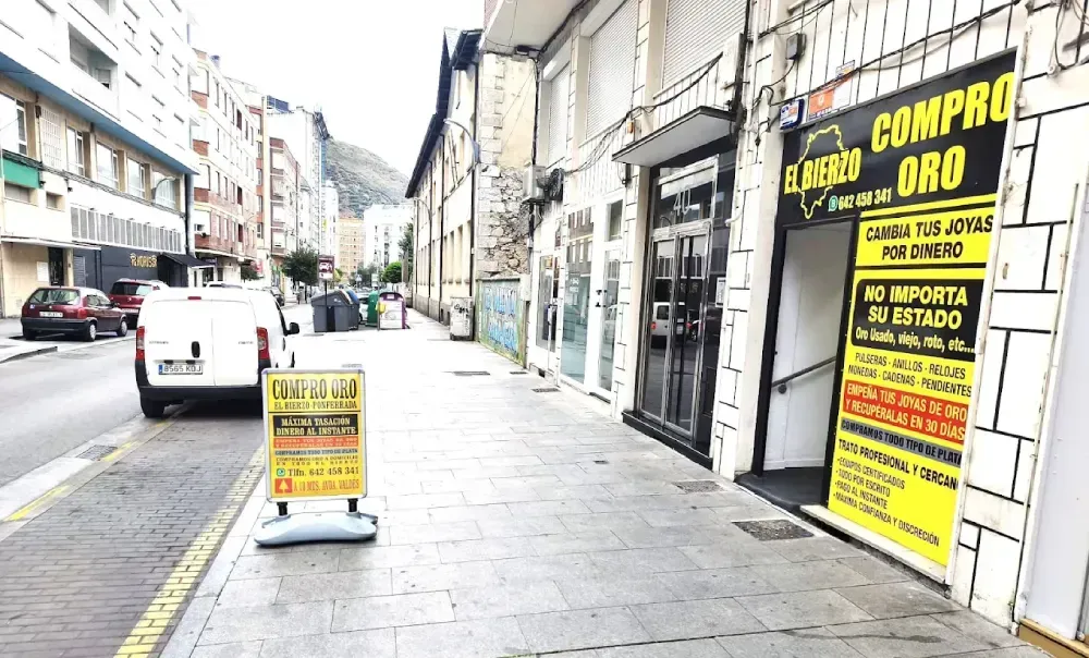 Acera con tiendas; letrero de