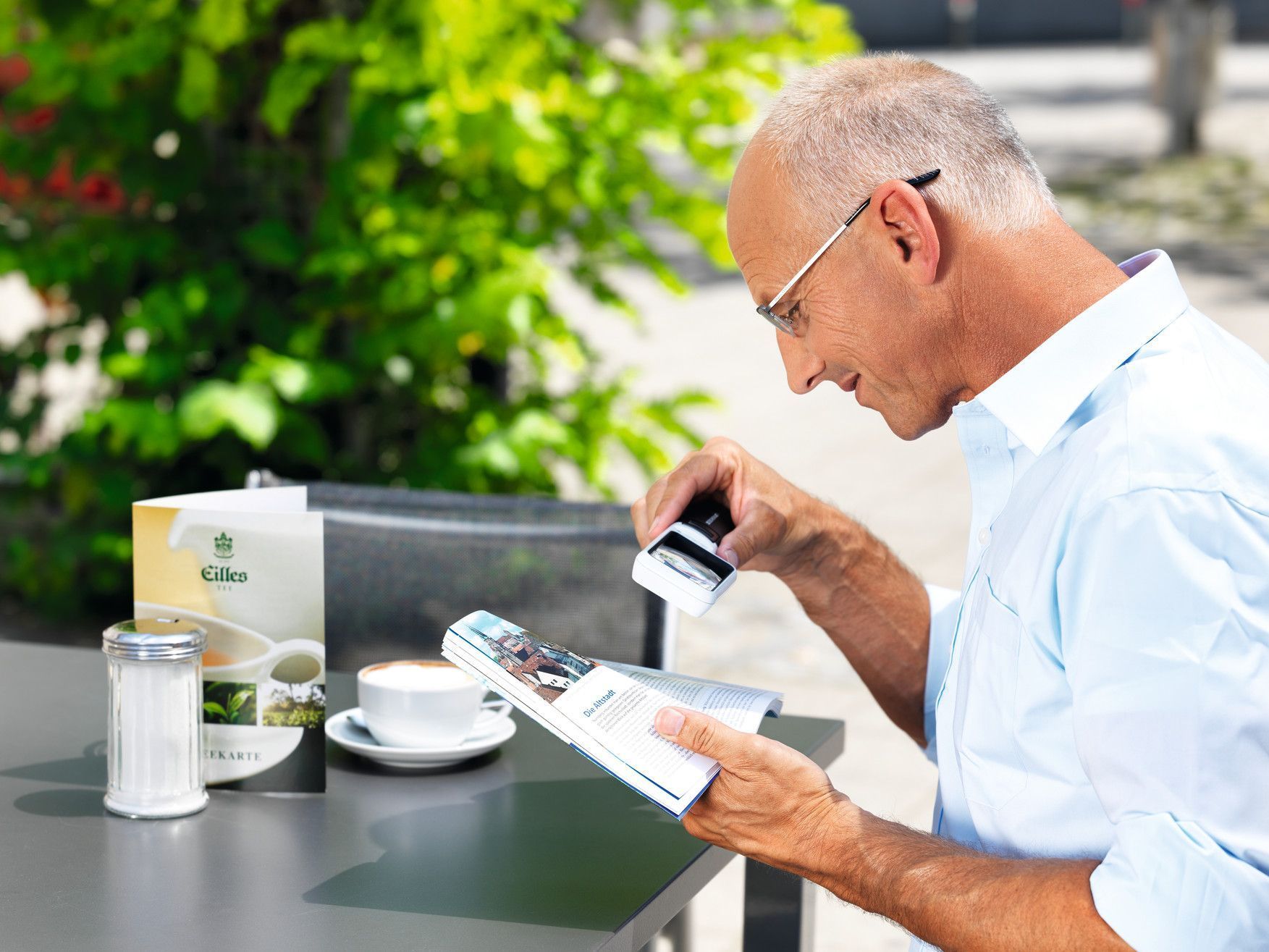 Un homme qui utilise un appareil pour lire un magazine