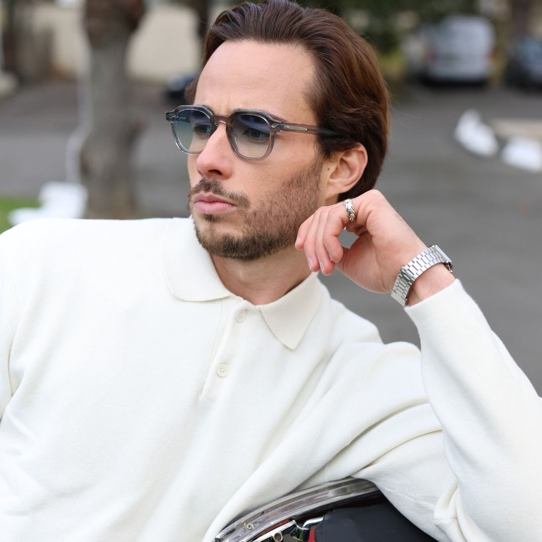 Un homme qui porte des lunettes