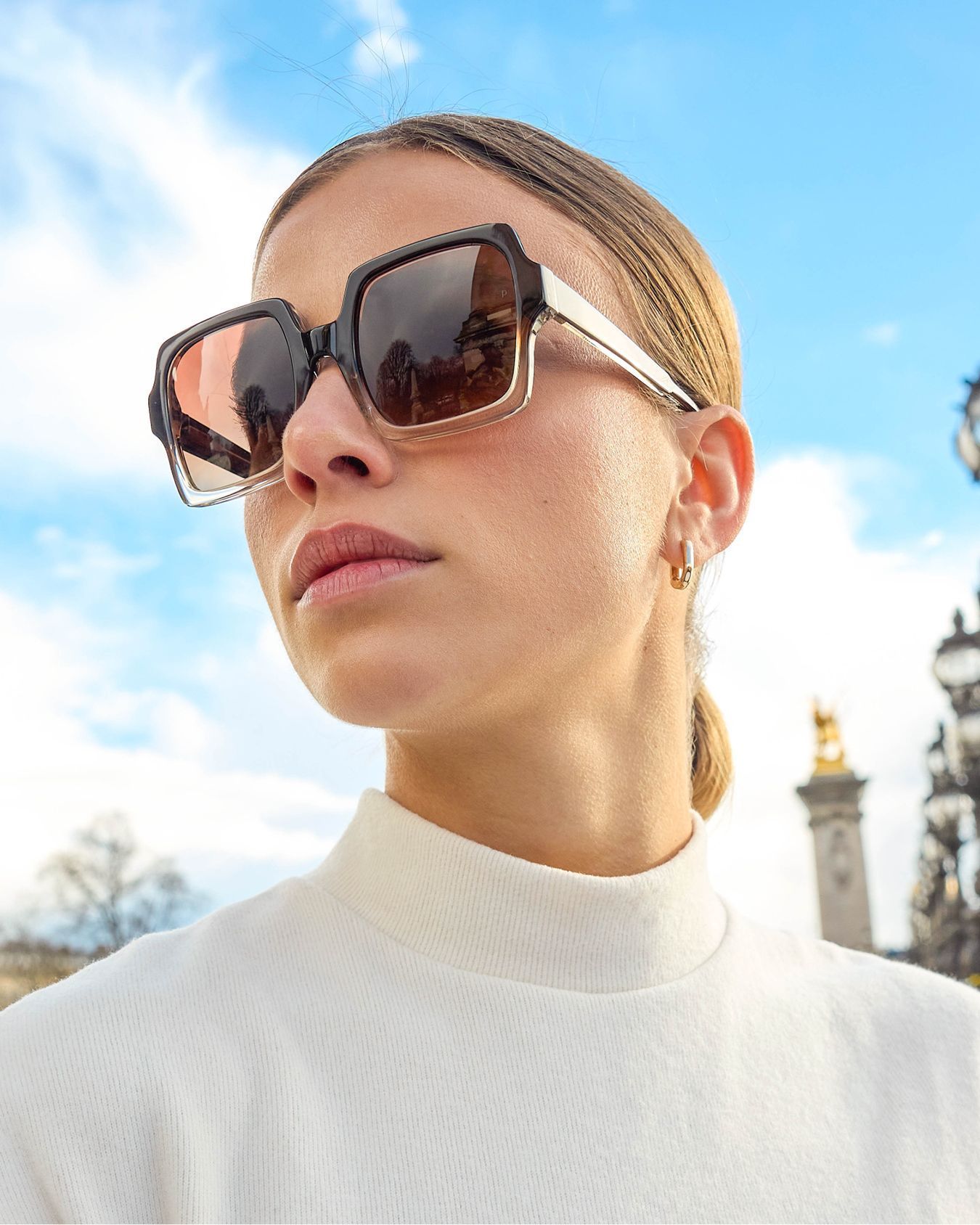 Une femme avec des lunettes de soleil carrées