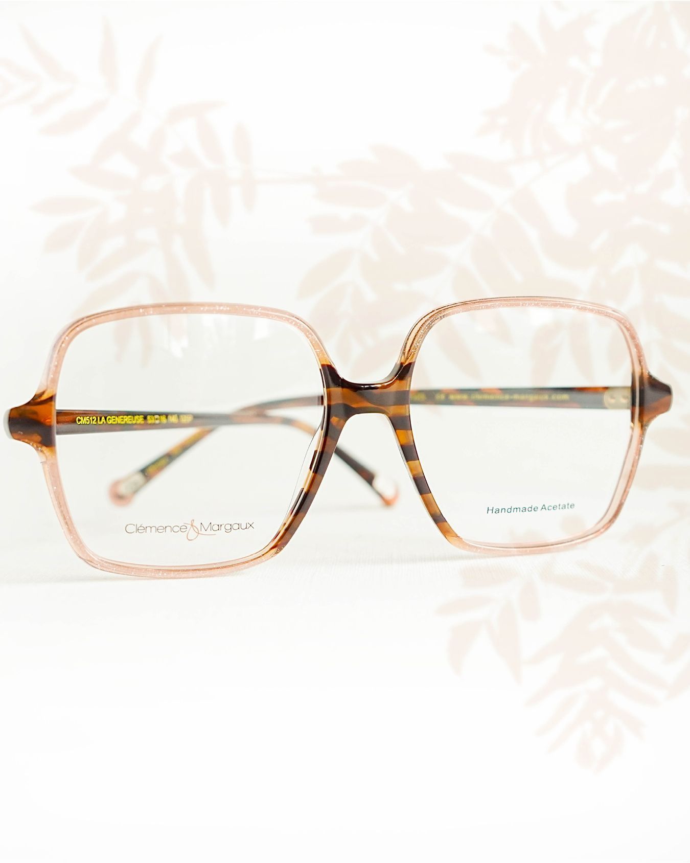 Zoom sur des lunettes de vue rectangulaires