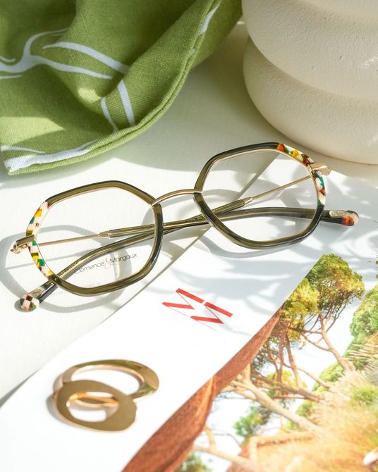 Femme qui porte des lunettes de vue