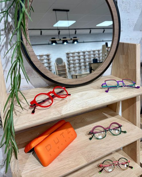 Femme qui porte des lunettes de vue