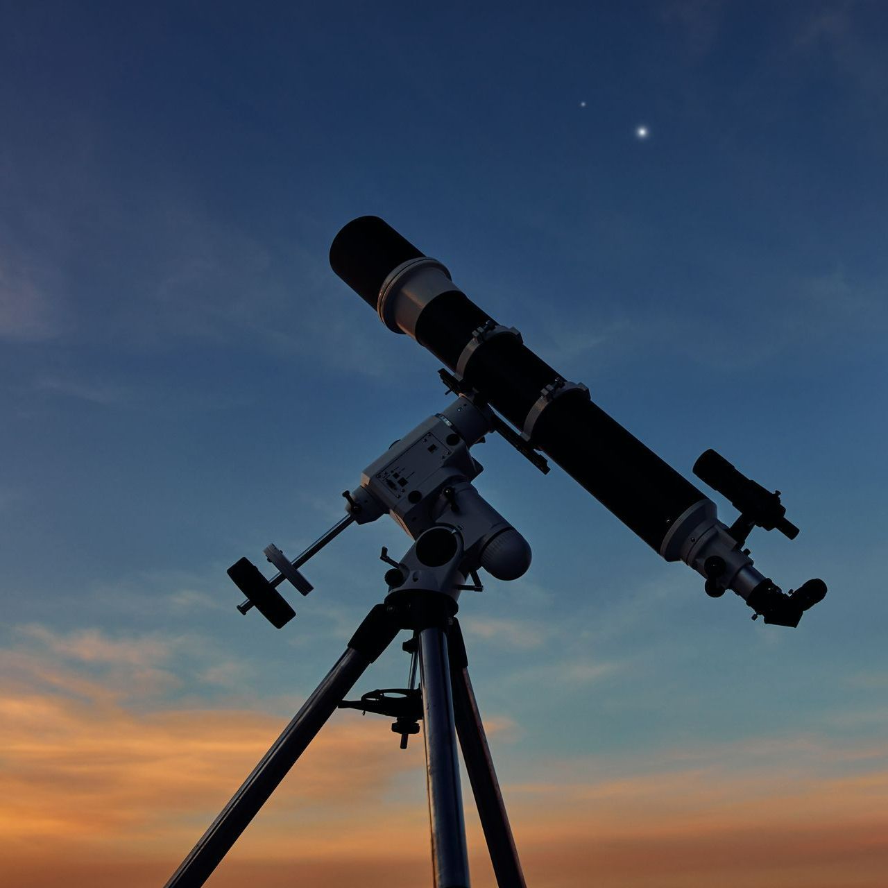 Télescope avec le coucher du soleil