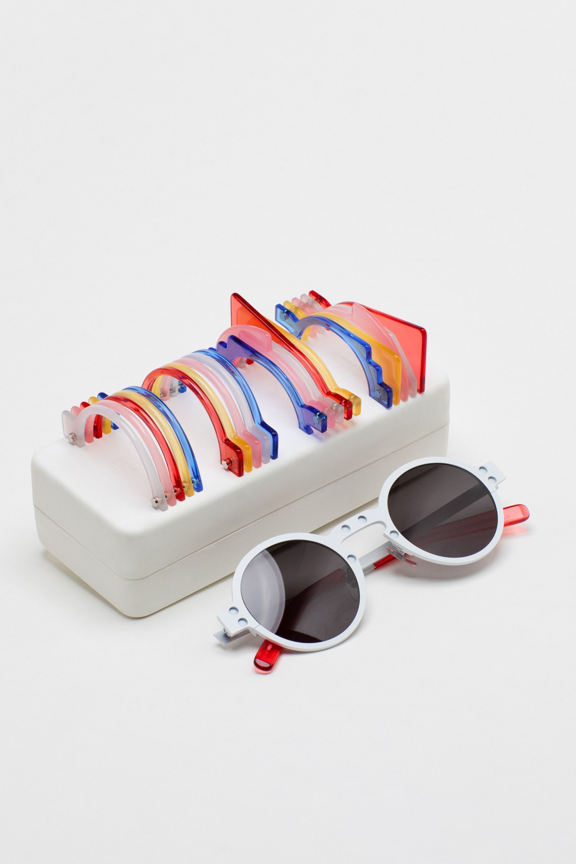 Une paire de lunettes de soleil avec des montures colorées derrière