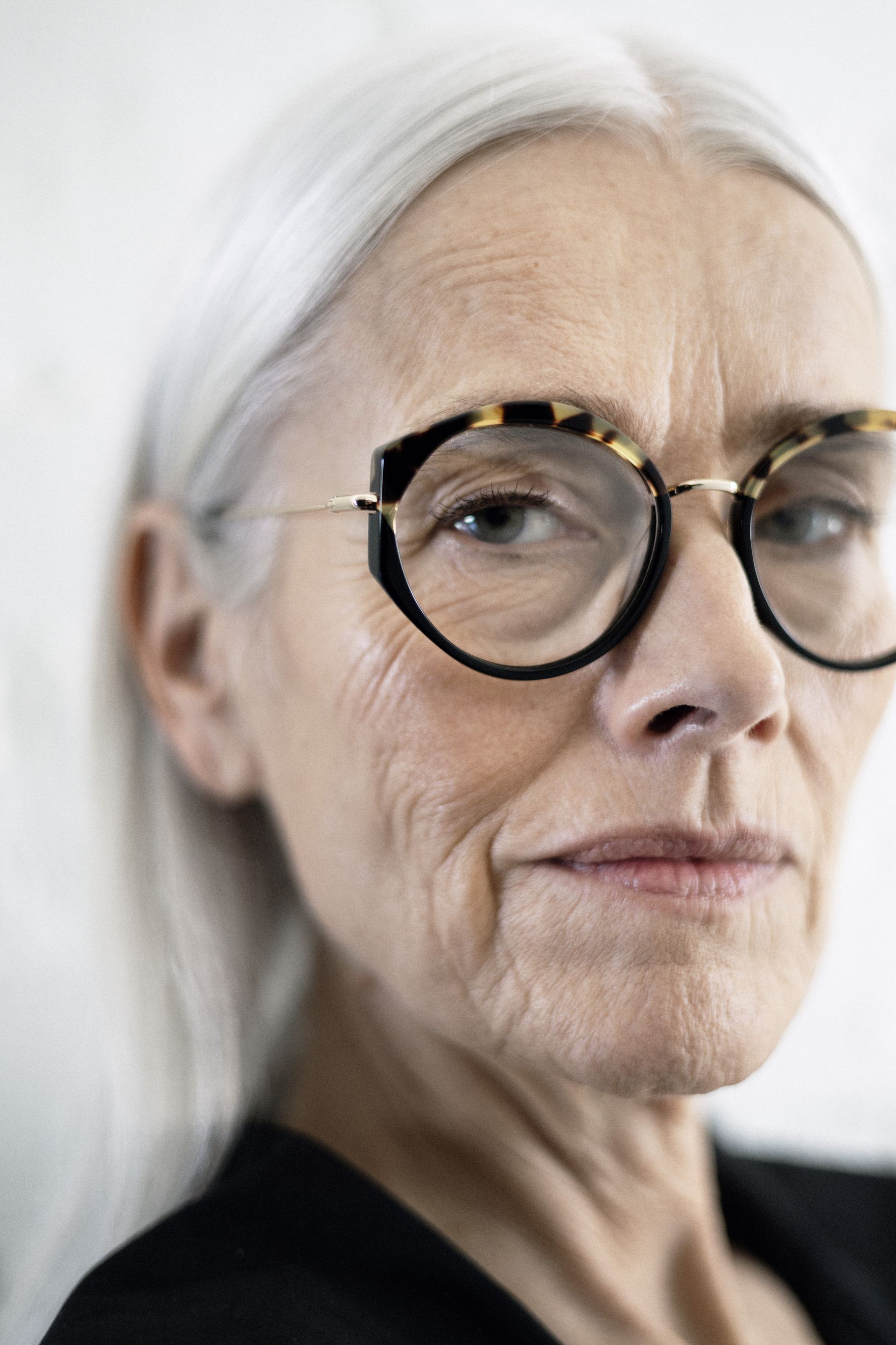 Une femme âgée avec des lunettes de vue