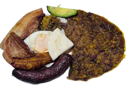 Un plato de comida con frijoles, huevos, tocino, salchicha y aguacate en una mesa.