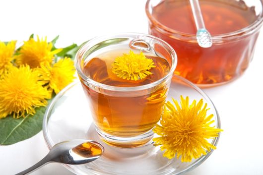 Tè rosso in tazza di vetro con fiori