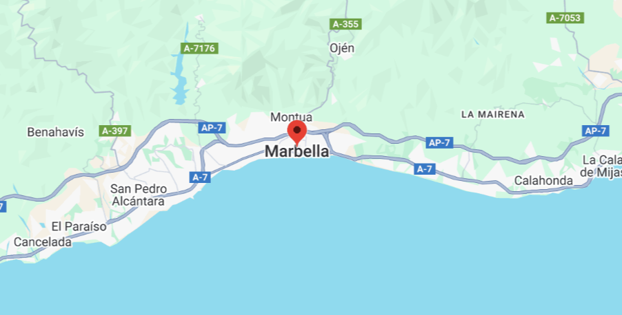 Mapa de Marbella, España, que muestra la ciudad en la costa de la Costa del Sol, con carreteras y pueblos circundantes.