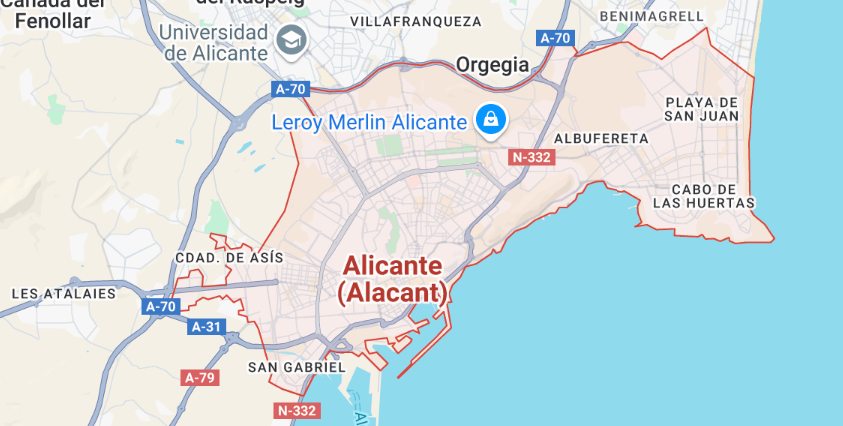Mapa de Alicante, España, que muestra los límites de la ciudad, las carreteras y la zona costera con etiquetas como