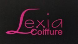 Le logo de lexia coiffure est rose sur fond noir.