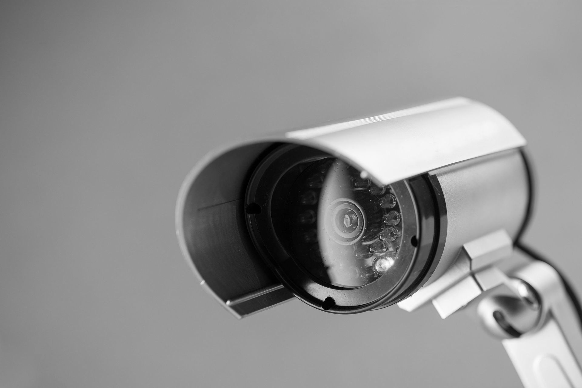 Una foto en blanco y negro de una cámara de seguridad