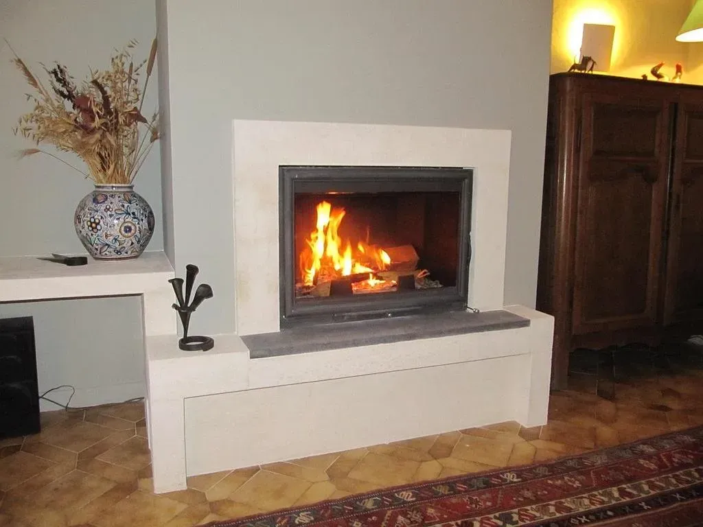 Insert de cheminée dans un mur blanc