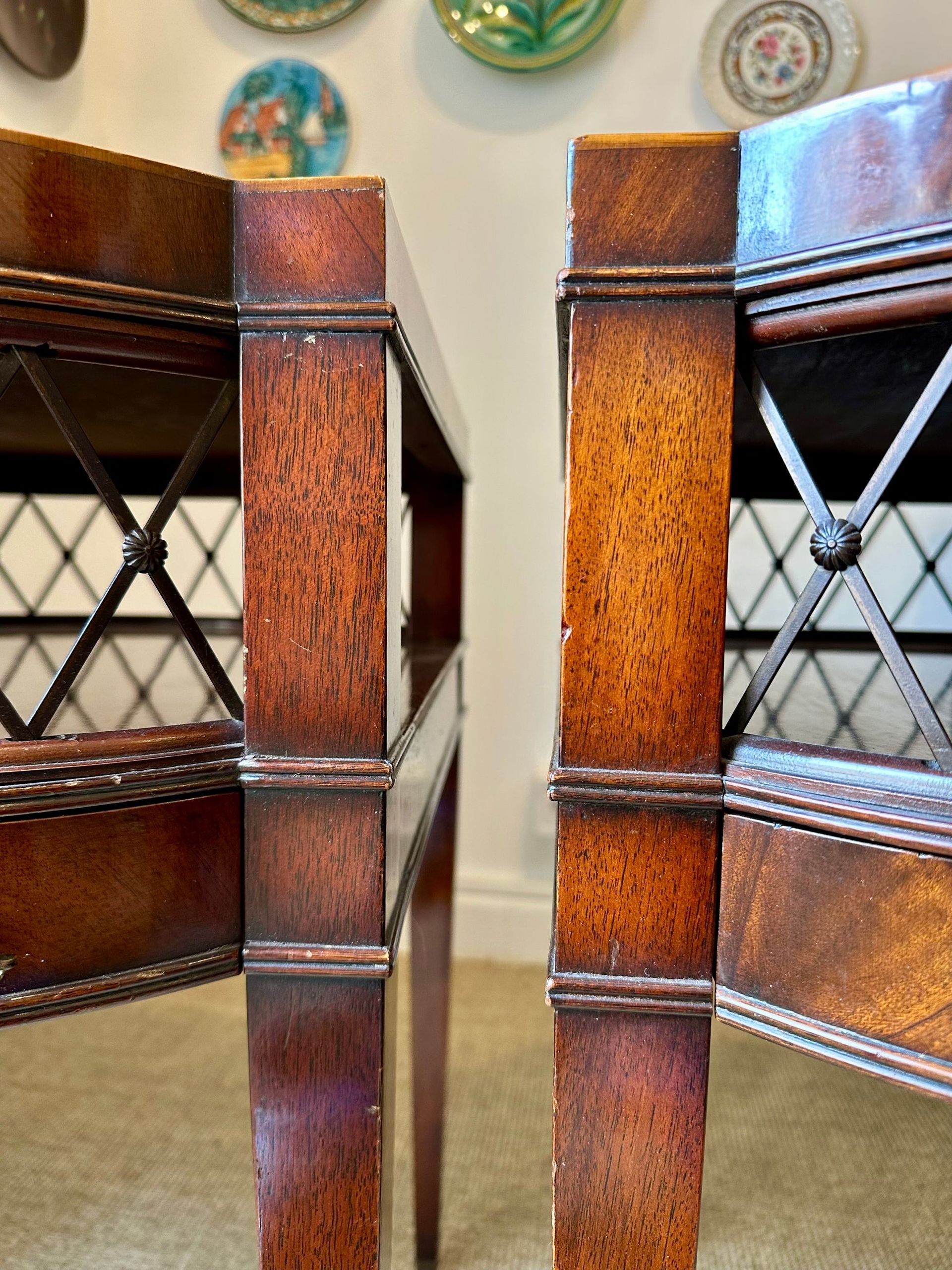 Dos patas de mesa de madera con detalles de metal en forma de diamante y bandas decorativas.