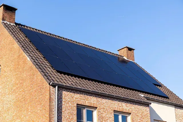 Una casa de ladrillo con paneles solares en el techo