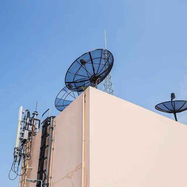 Un edificio con antenas parabólicas encima.