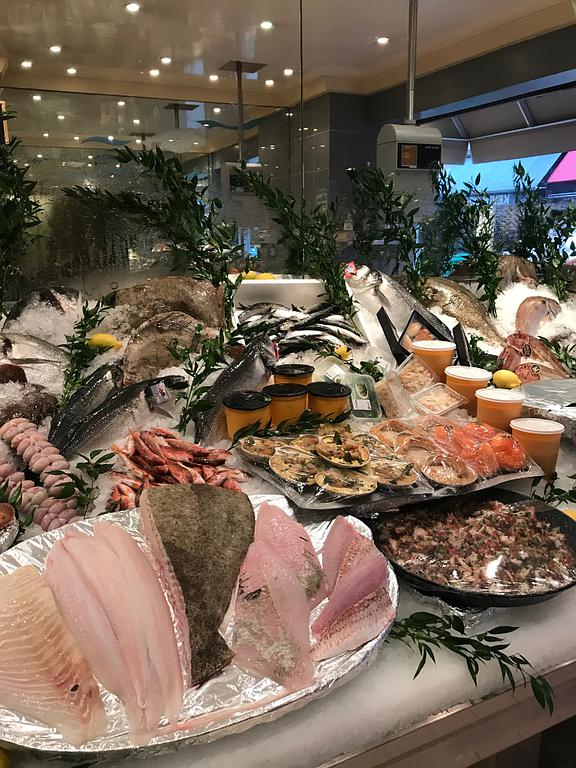 Poissons frais sur étallage