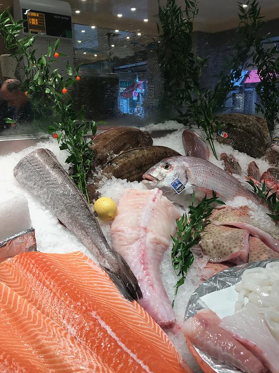 Poissons frais et pêcher le jour