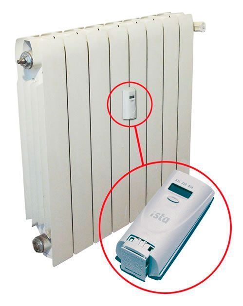 Un radiador blanco al lado de un dispositivo que dice silo.