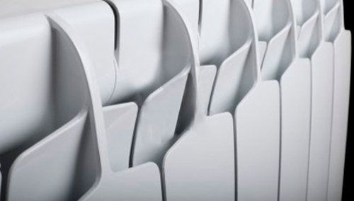 Un primer plano de un radiador blanco en una pared.