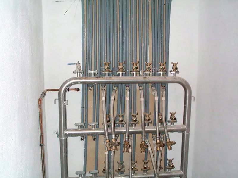 Un montón de tuberías están alineadas en una habitación.