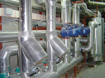 Una habitación llena de tuberías y válvulas.