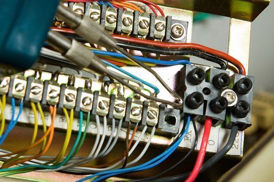 Un montón de cables están conectados a una caja eléctrica.