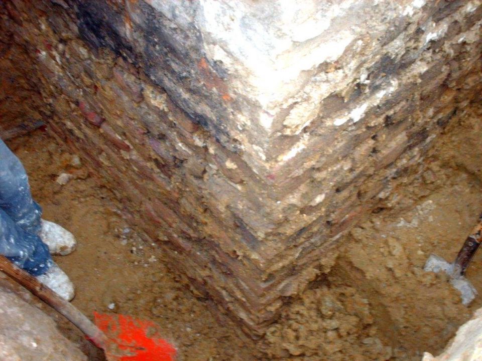 Defekter Wand-Bodenanschluss und fehlende Horizontalsperre