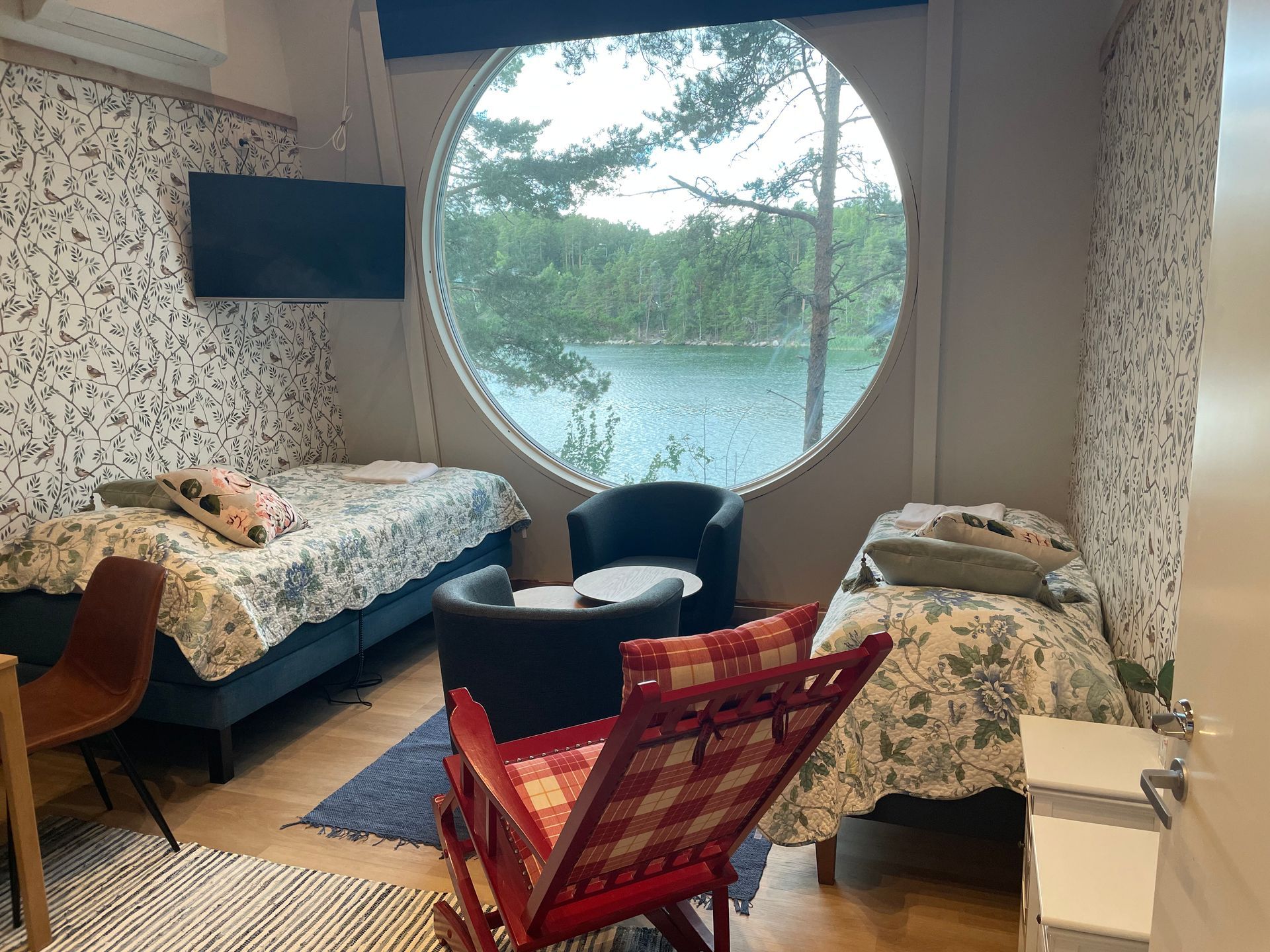 Kesän mökkivaraus saaristossa, linnunpönttö