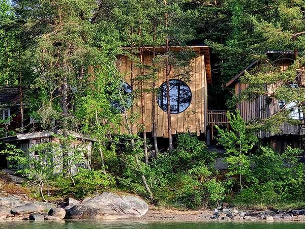 Kesän mökkivaraus saaristossa, linnunpönttö