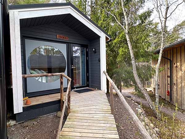 Kesän mökkivaraus saaristossa, Trooli