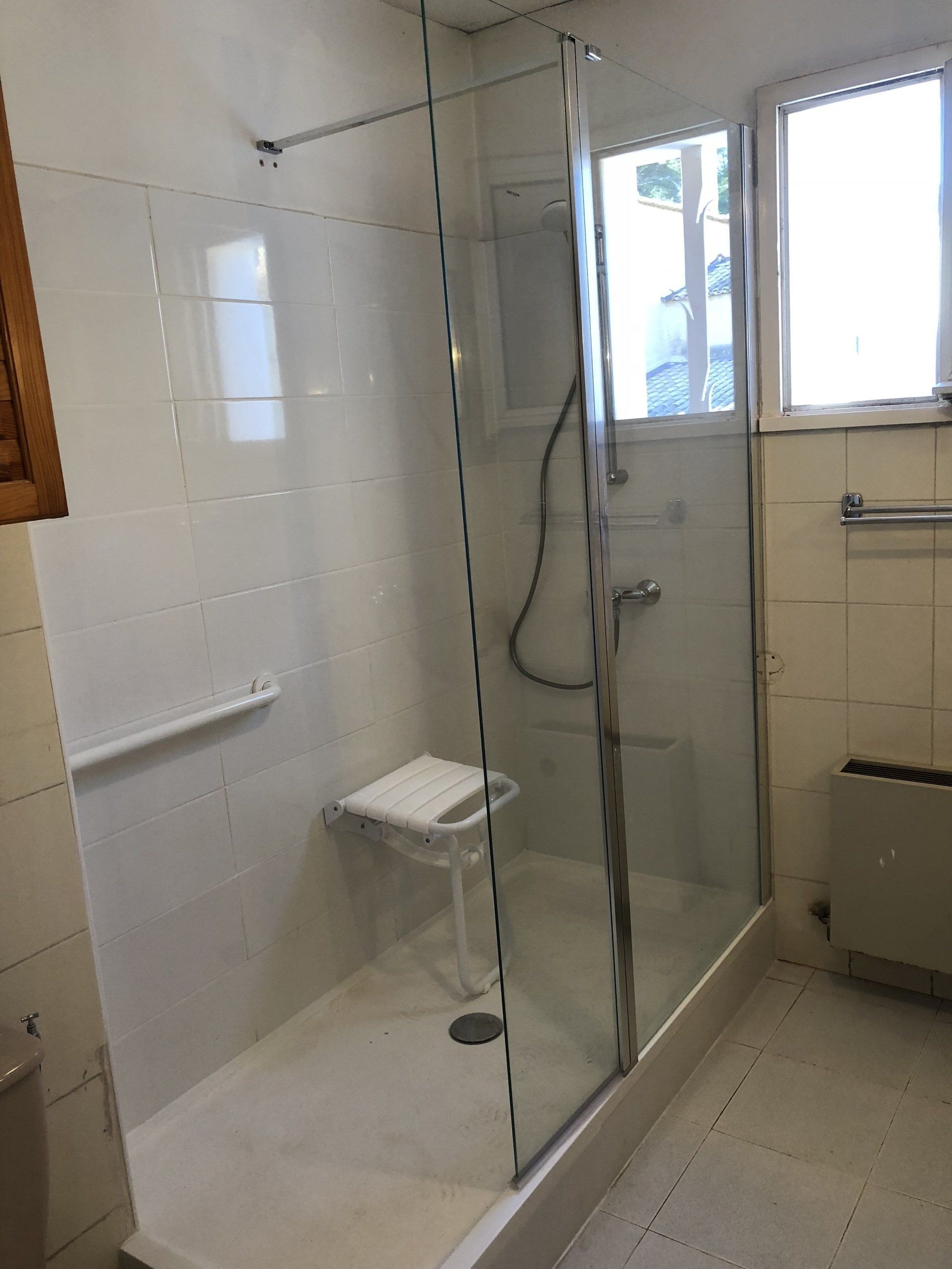 Cabine de douche avec siège
